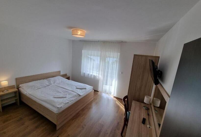 Апартаменты 2 Спальни с Балконом, ádám Apartmanház