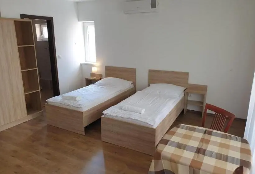 اتاق استاندارد سه نفره, ádám Apartmanház