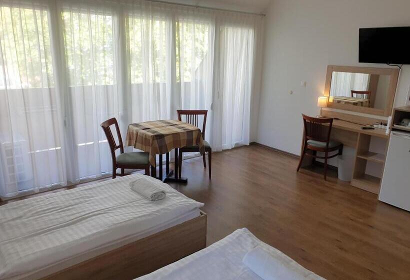 Номер Стандарт Трехместный, ádám Apartmanház