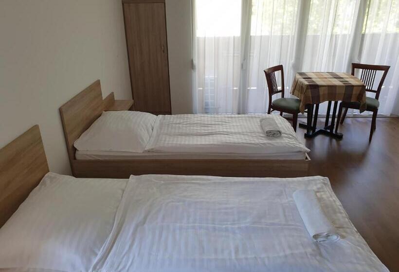 Pokój Standard Trzyosobowy, ádám Apartmanház