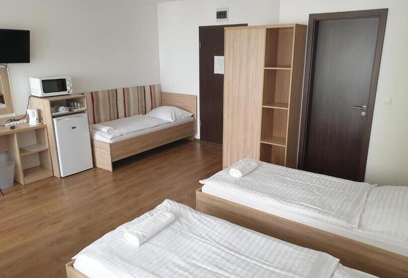 Номер Стандарт Трехместный, ádám Apartmanház