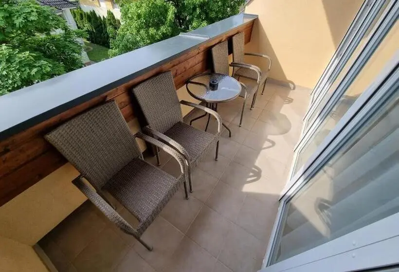 اتاق استاندارد چهار تخته, ádám Apartmanház