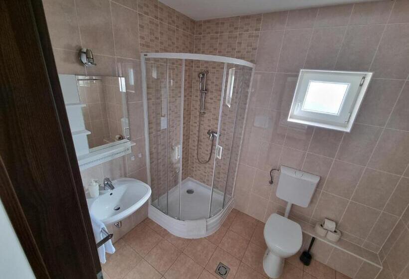 Pokój Czteroosobowy Standard, ádám Apartmanház