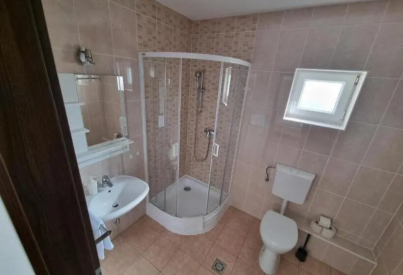 اتاق استاندارد چهار تخته, ádám Apartmanház