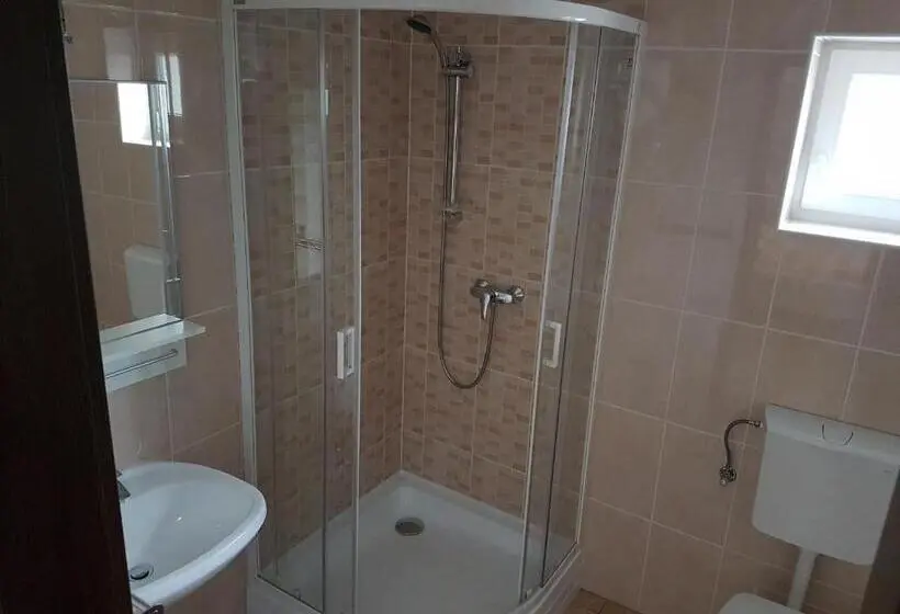 اتاق استاندارد چهار تخته, ádám Apartmanház