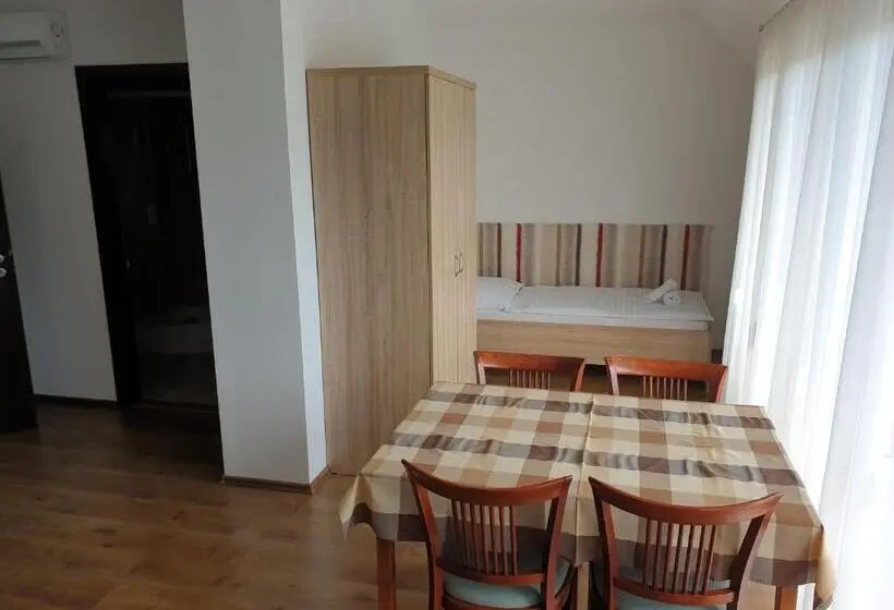 اتاق استاندارد چهار تخته, ádám Apartmanház