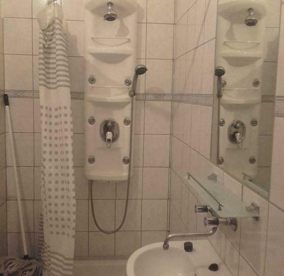 חדר דלוקס, Réka Vendéghàz