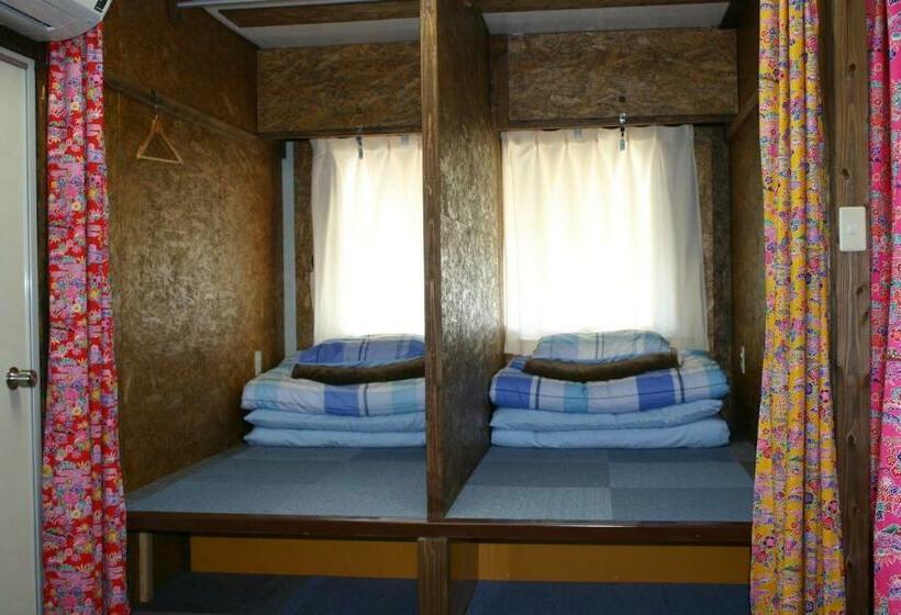 מיטה בחדר משותף, Sesoko Island Guest House Kafuu Village