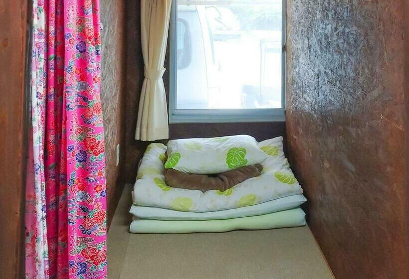מיטה בחדר משותף, Sesoko Island Guest House Kafuu Village