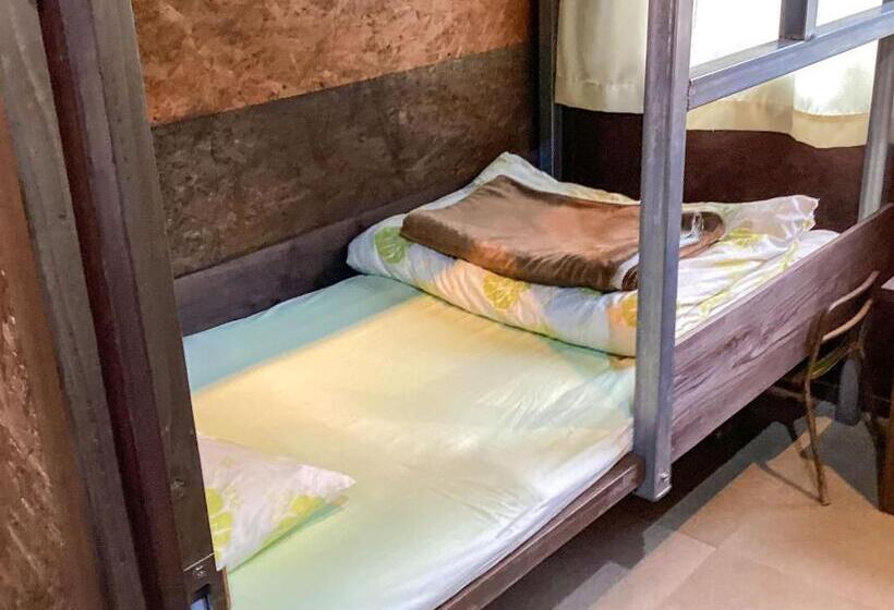 חדר סטנדרטי עם מיטת קומתיים ואמבטיה משותפת, Sesoko Island Guest House Kafuu Village