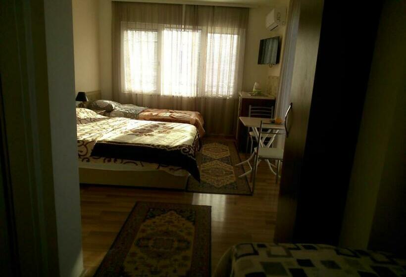 اتاق استاندارد چهارنفره با بالکن, Villa Efes Ohrid