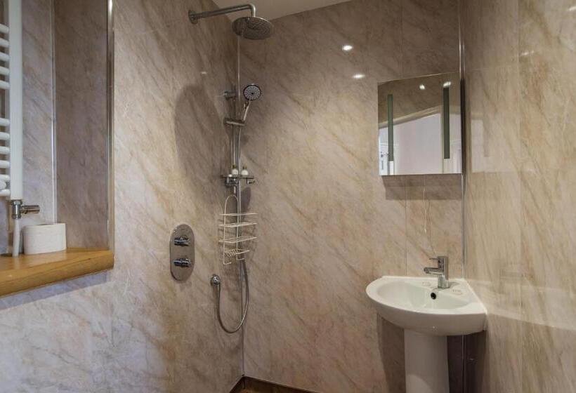 חדר משפחתי, No 46 Marine Terrace