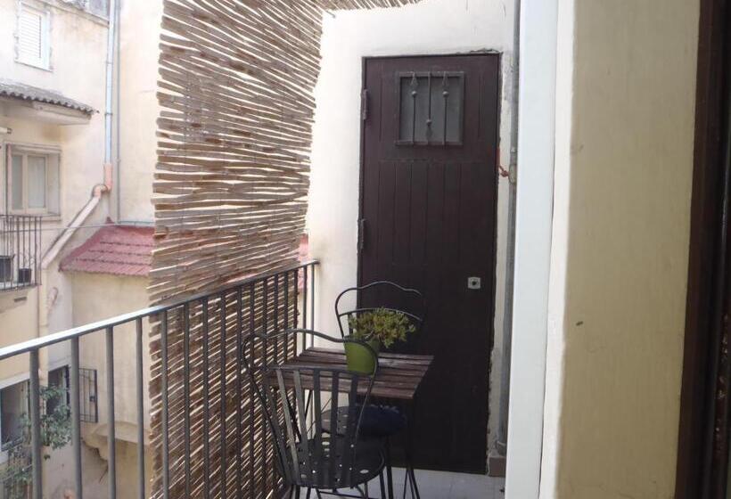 غرفة قياسية فردية, Gianluca's Room