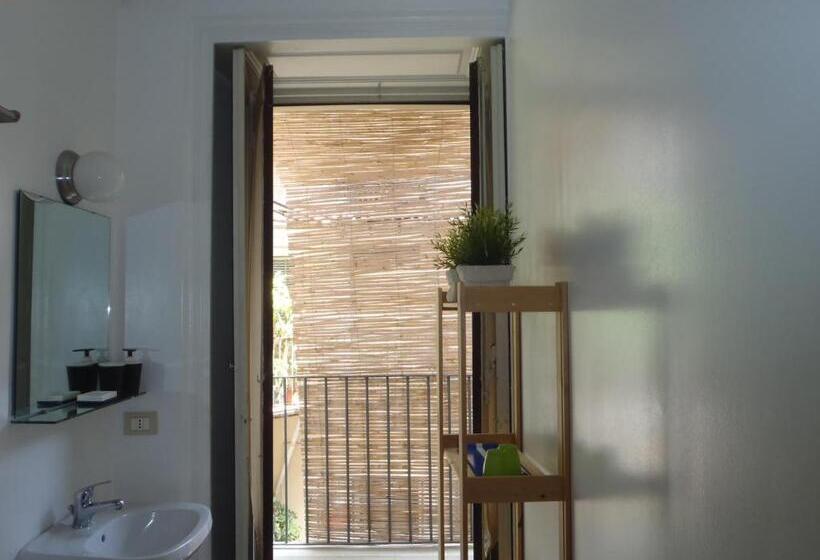 غرفة قياسية, Gianluca's Room