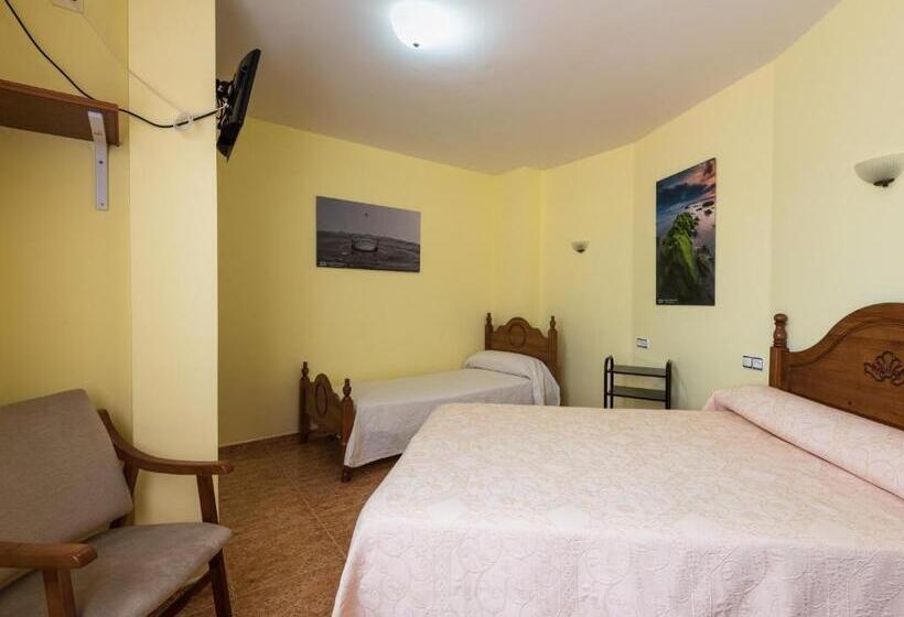اتاق استاندارد سه نفره, Hostal O Camouco