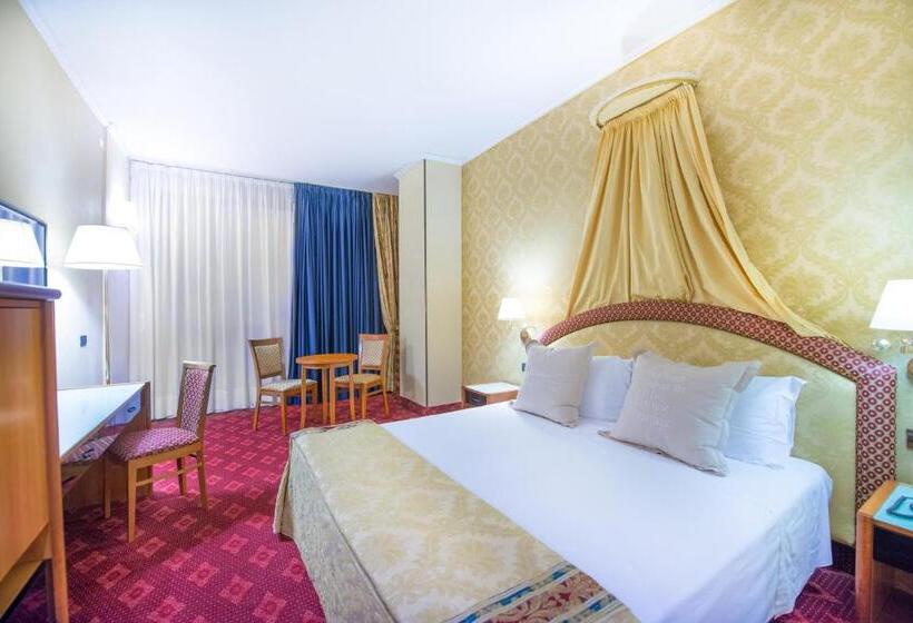 اتاق اکونومی, Admiral Art