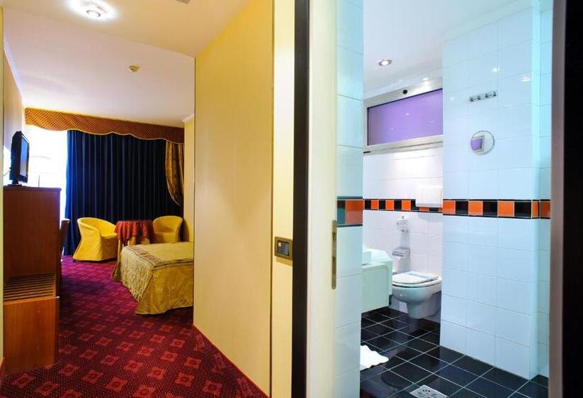 اتاق اکونومی, Admiral Art