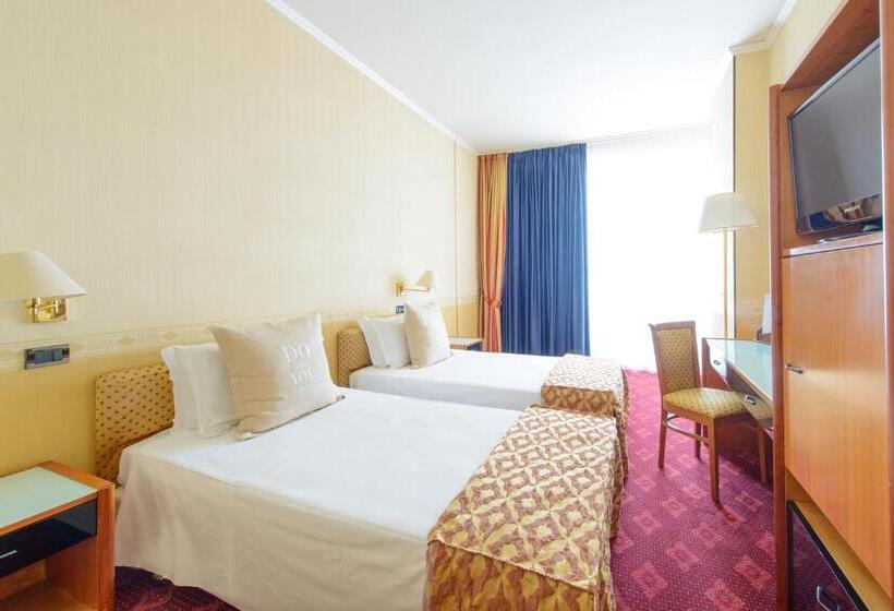 آپارتمان یک خوابه با دری مشترک که هال را جدا می کند., Admiral Art