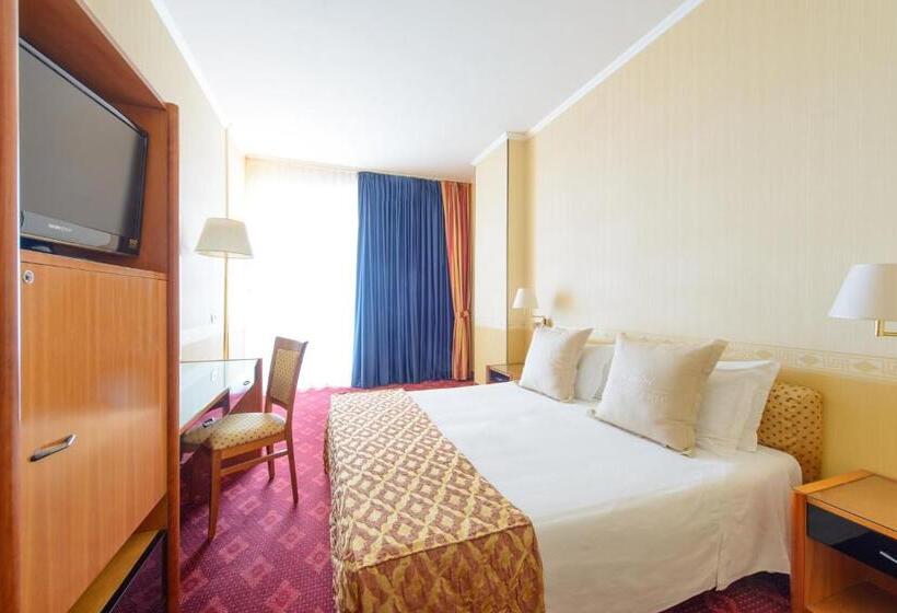 آپارتمان یک خوابه با دری مشترک که هال را جدا می کند., Admiral Art