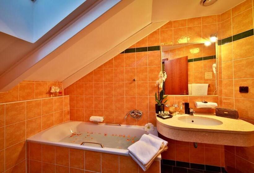 주니어 스위트, Carlton