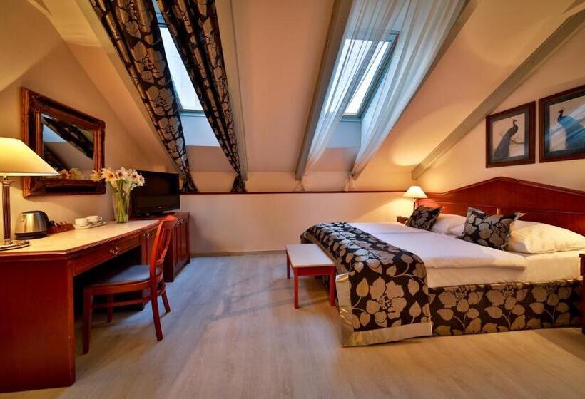 주니어 스위트, Carlton