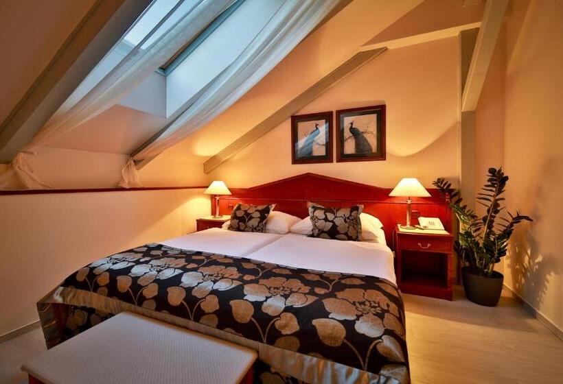 주니어 스위트, Carlton