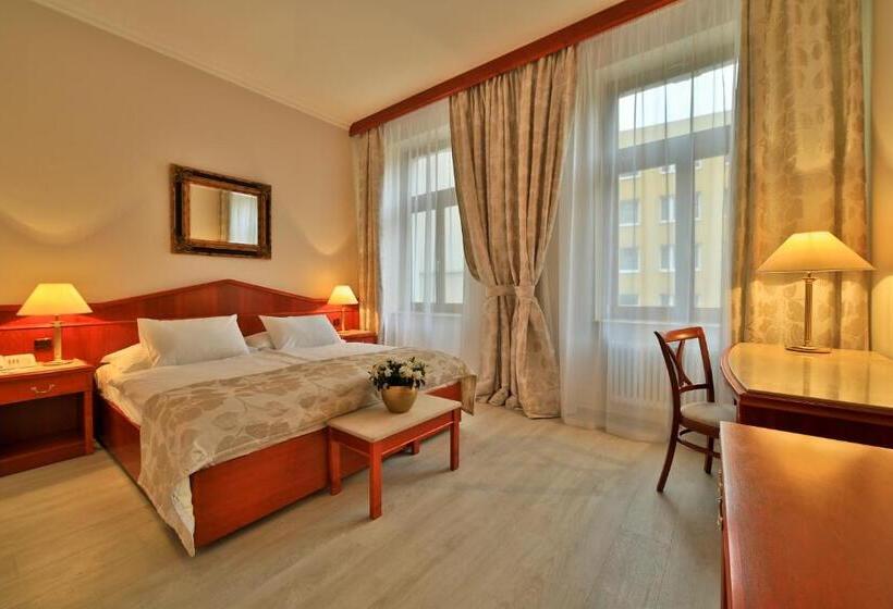Quarto Estandar Individual, Carlton