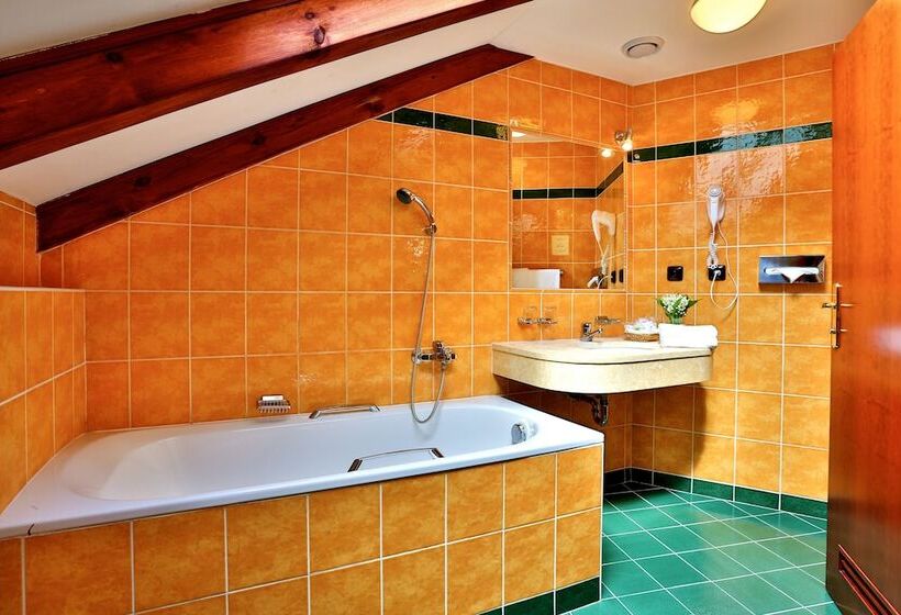 Quarto Triplo Estandar, Carlton