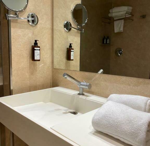 浪漫感的房间, Ciutat De Girona