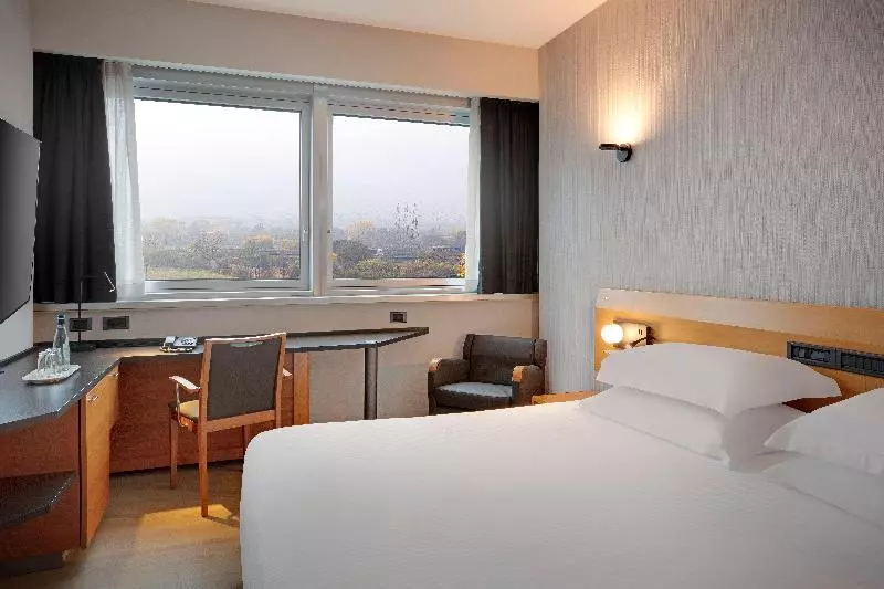 اتاق استاندارد با تخت بزرگ, Crowne Plaza Milan Linate, An Ihg