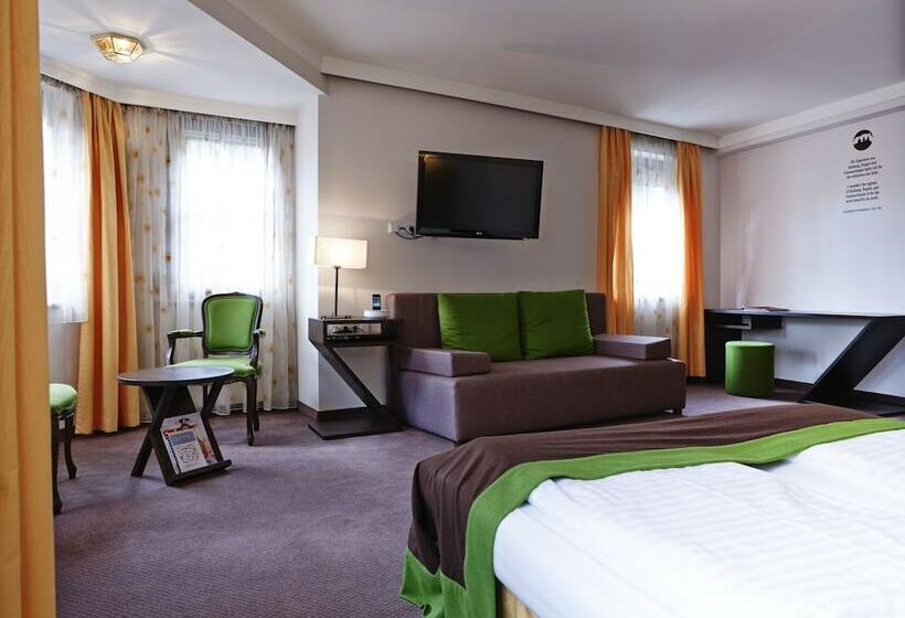 جناح جونيور, Der Salzburger Hof