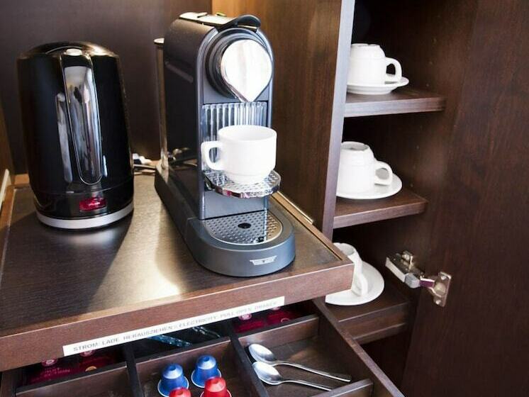 جناح جونيور, Der Salzburger Hof