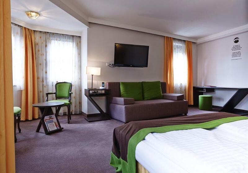 جناح جونيور, Der Salzburger Hof