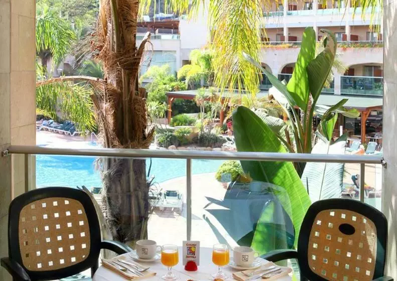 اتاق استاندارد سه تخته با چشم‌انداز استخر, Golden Bahia De Tossa & Spa 4 Sup