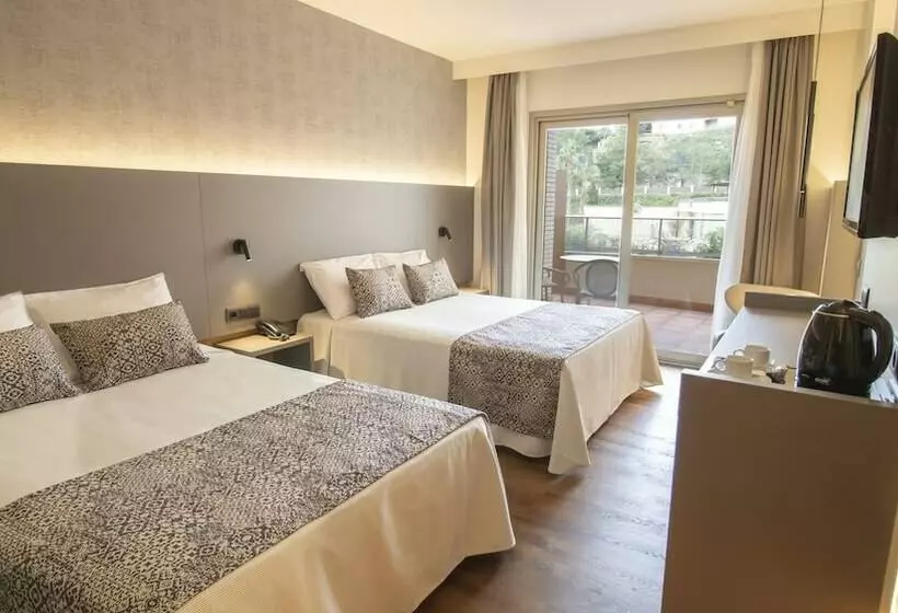 اتاق استاندارد سه تخته با چشم‌انداز استخر, Golden Bahia De Tossa & Spa 4 Sup