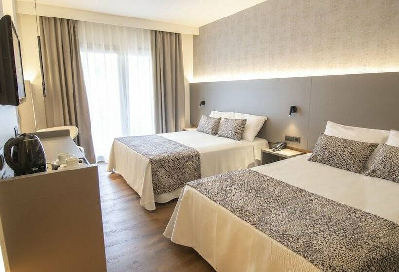Стандартный четырехместный номер с видом на бассейн, Golden Bahia De Tossa & Spa 4 Sup