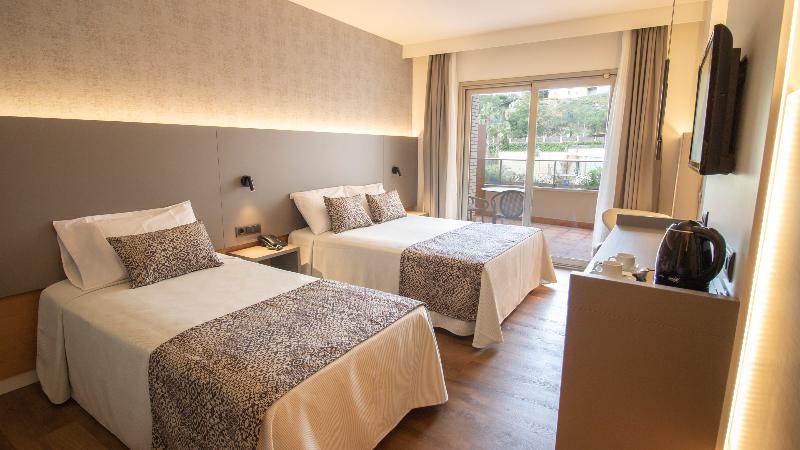 Трехместный Номер Стандарт Вид на Бассейн, Golden Bahia De Tossa & Spa 4 Sup