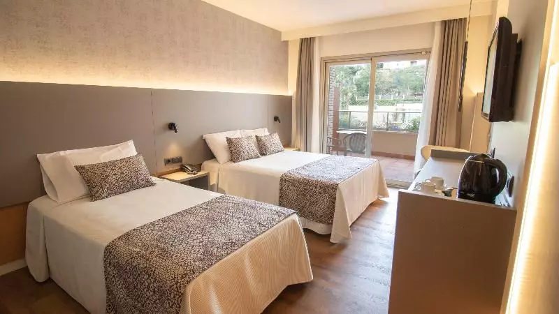 اتاق استاندارد سه تخته با چشم‌انداز استخر, Golden Bahia De Tossa & Spa 4 Sup
