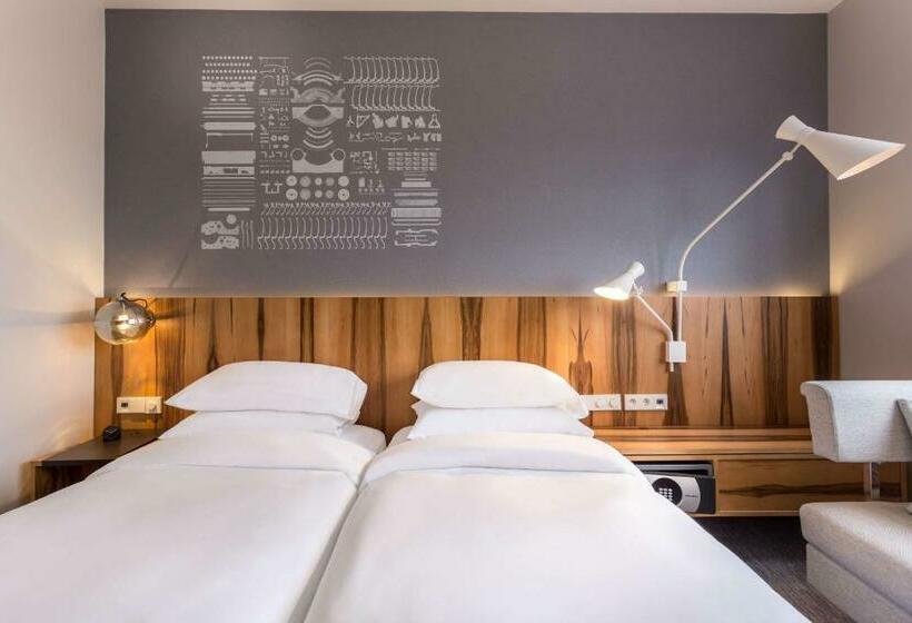 Номер Клуб, Hyatt Regency Paris Etoile