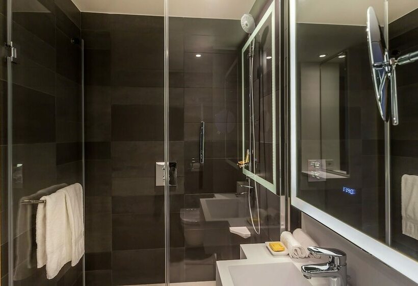 Номер Клуб, Hyatt Regency Paris Etoile