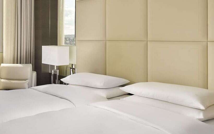 اتاق خانوادگی, Hyatt Regency Paris Etoile