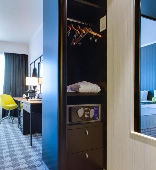 Номер Премиум, Radisson Blu Hotel Amsterdam Airport, Schiphol