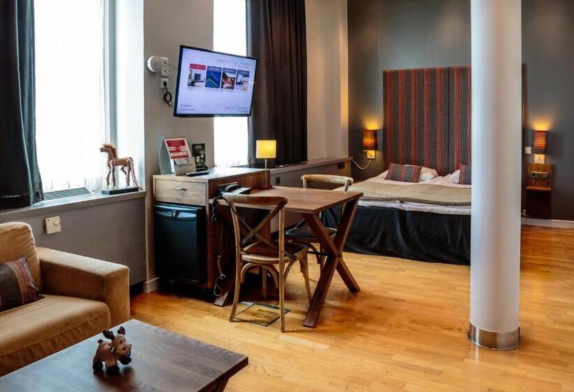 جناح جونيور, Santa S Hotel Santa Claus