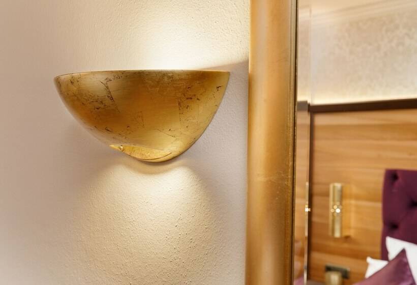 اتاق سوپریور, Schlosskrone