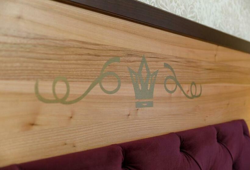 Номер Deluxe, Schlosskrone