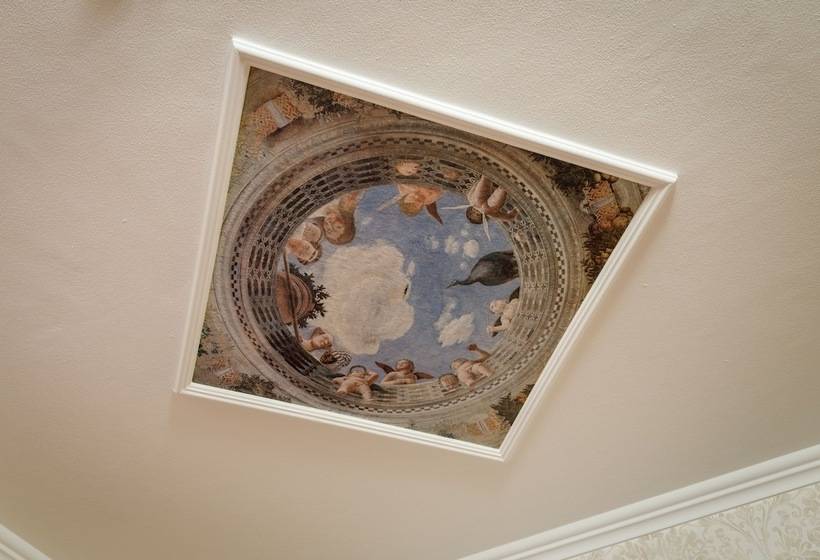 اتاق لوکس, Schlosskrone