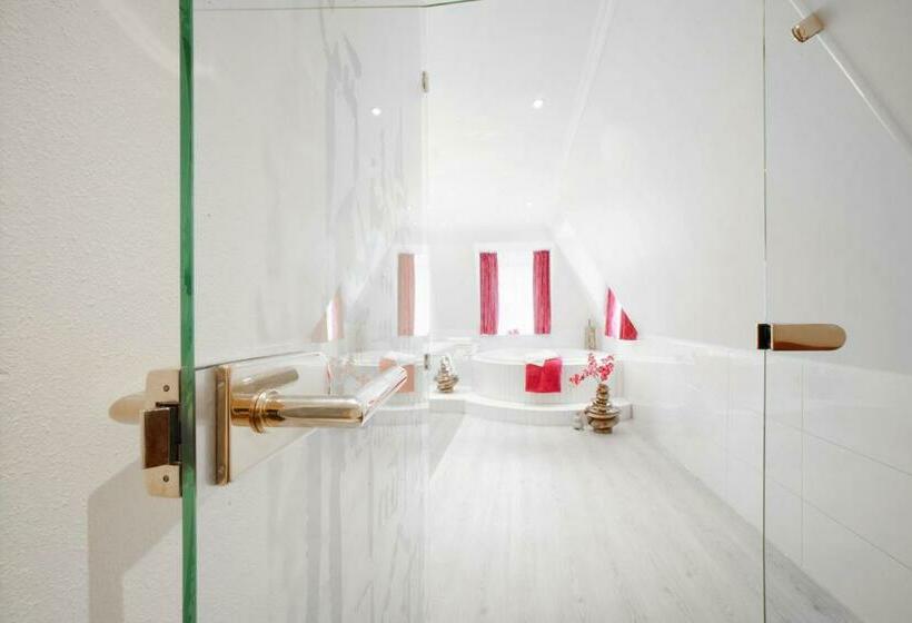 سوئیت با وان آب گرم, Schlosskrone