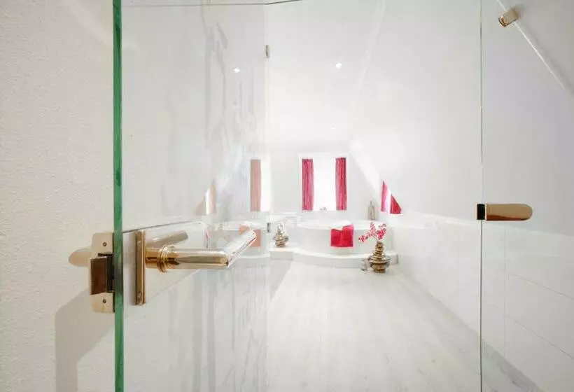 سوئیت با وان آب گرم, Schlosskrone