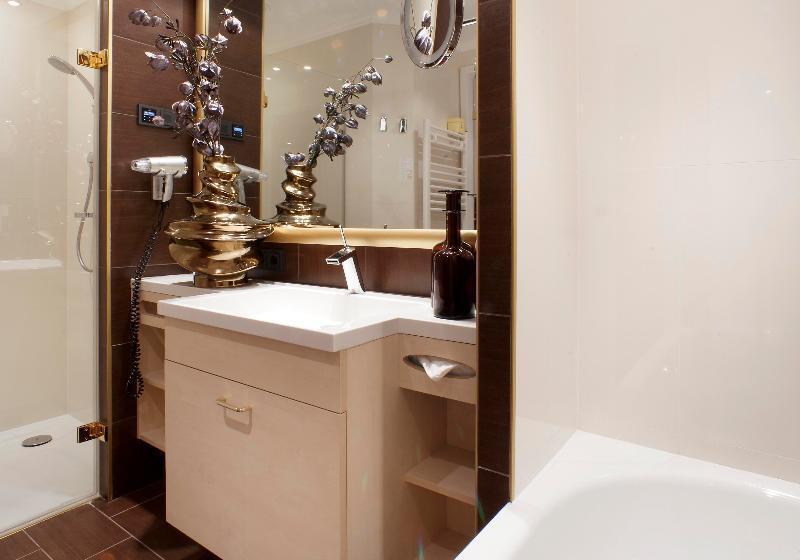 اتاق سوپریور سه تخته, Schlosskrone