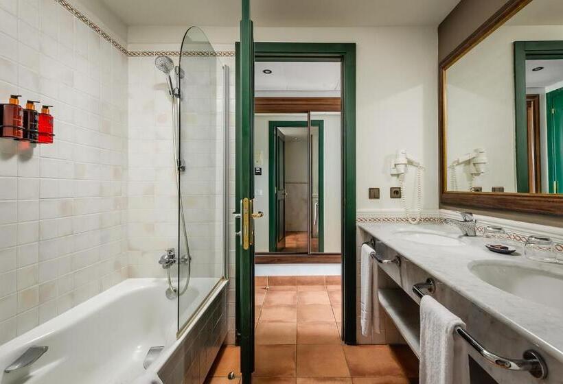 اتاق خانوادگی تودرتو, Torremirona Golf & Spa